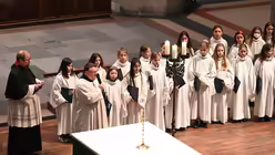 Domkantor Sperling ruft die M&auml;dchen einzeln beim Namen / &copy; Beatrice Tomasetti (DR)