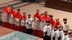 10 Jungen und junge M&auml;nner werden in die Gemeinschaft der Dommessdiener aufgenommen / &copy; Beatrice Tomasetti (DR)