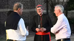 Kardinal Woelki nach dem Gottesdienst im Gespr&auml;ch / &copy; Beatrice Tomasetti (DR)