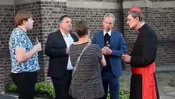 Zeit zum Gespräch mit Kardinal Woelki nach der Eröffnung der Gute-Rats-Oktav / © Beatrice Tomasetti (DR)