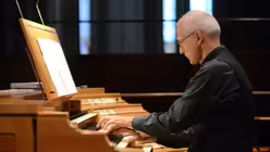 Domorganist Winfried Bönig spielt alle Gottesdienste an den Sonn- und Feiertagen. / © Beatrice Tomasetti (DR)