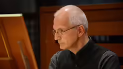 Hochkonzentriert bei der Arbeit: Oft schließt sich Domorganist Bönig nachts auf der Orgelempore ein. / © Beatrice Tomasetti (DR)