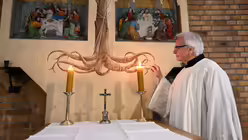 Der K&uuml;sterdienst erfordere Kreativit&auml;t und biete viel Abwechslung, sagt Hermann Plog. / &copy; Beatrice Tomasetti (DR)