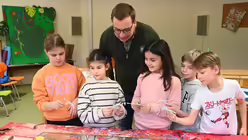 Zur Erstkommunionvorbereitung gehört immer auch die Erstellung des Kommunionbildes / © Beatrice Tomasetti (DR)