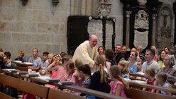 Bei der Katechese bezieht Monsignore Guido Assmann die Kinder mit ein. / © Beatrice Tomasetti (DR)