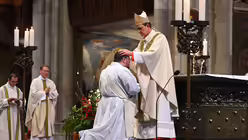 Kardinal Woelki weiht Carlo Cincavalli zum Priester / © Beatrice Tomasetti (DR)