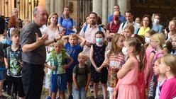 Dompropst Assmann erklärt Erstkommunionkindern aus Bensberg-Moitzfeld den Kölner Dom. / © Beatrice Tomasetti (DR)