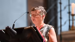 Die langj&auml;hrige Vorsitzende der GKP, Michaela Pilters, tr&auml;gt die F&uuml;rbitten vor. / &copy; Beatrice Tomasetti (DR)