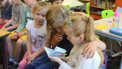 "Ich helfe Anastasia, wenn sie etwas nicht versteht", sagt deren Patin Mathilda / © Beatrice Tomasetti (DR)