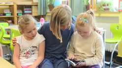 Lernpatin Mathilda (Mitte) k&uuml;mmert sich liebevoll um ihre Mitsch&uuml;lerinnen Polina und Anastasia aus der Ukraine / &copy; Beatrice Tomasetti (DR)