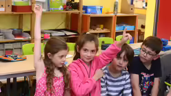 Auch Angelina (2. von links) ist Lern-Patin. Geb&uuml;rtig aus der Ukraine, hilft sie oft bei der &Uuml;bersetzung / &copy; Beatrice Tomasetti (DR)