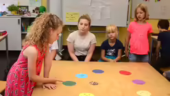 Luna erkl&auml;rt die unterschiedlichen Gef&uuml;hlssmilys / &copy; Beatrice Tomasetti (DR)