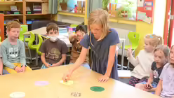 Mathilda entscheidet sich f&uuml;r das Gl&uuml;cklich-Smily / &copy; Beatrice Tomasetti (DR)