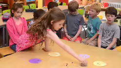 Hannah wei&szlig;, dass ihre ukrainischen Mitsch&uuml;lerinnen unter der Trennung von ihrem Vater leiden, und zeigt Mitgef&uuml;hl / &copy; Beatrice Tomasetti (DR)