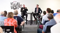 Bischof B&auml;tzing war ein gefragter Gespr&auml;chspartner. / &copy; Beatrice Tomasetti (DR)