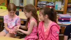 Beim Leisew&auml;chter-Spiel m&uuml;ssen alle mucksm&auml;uschenstill sein und das kleine Klangherz ger&auml;uschlos weitergeben / &copy; Beatrice Tomasetti (DR)