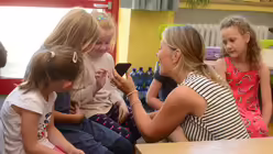 Wenn Anastasia nicht weiter wei&szlig;, hilft die Sprachapp bei der Verst&auml;ndigung / &copy; Beatrice Tomasetti (DR)