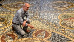 Der Lieblingsort von Domorganist Winfried Bönig ist das Fußbodenmosaik mit der Allegorie der Musik. / © Beatrice Tomasetti (DR)
