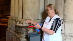 Bevor frisches Wasser ins Weihwasserbecken gefüllt wird, muss das alte abgeschöpft werden. / © Beatrice Tomasetti (DR)