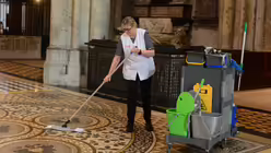 Domreinigungskraft Gabriele Heickenfeld beginnt morgens um vier Uhr ihren Dienst. / © Beatrice Tomasetti (DR)