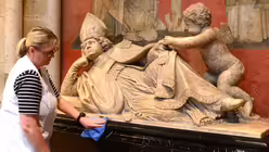Gabriele Heickenfeld poliert am liebsten alles auf Hochglanz - auch die Liegefigur des heiligen Engelbert. / © Beatrice Tomasetti (DR)