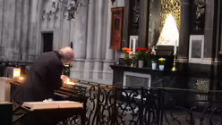 Ein regelmäßiger Messbesucher beim Kerzeanzünden. / © Beatrice Tomasetti (DR)