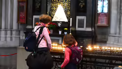 Urlauber holen sich schon mal gerne bei der Gottesmutter den Reisesegen ab. / © Beatrice Tomasetti (DR)