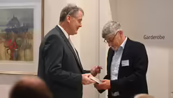 Norbert Michels dankt dem scheidenden Direktor des KSI in Siegburg, Prof. Ralph Bergold, f&uuml;r dessen langj&auml;hrige Mitarbeit im Di&ouml;zesanrat. / &copy; Beatrice Tomasetti (DR)