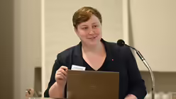 Dr. Paulina Hauser vom Deutschen Caritasverband referiert &uuml;ber die Jahreskampagne &bdquo;Frieden beginnt bei mir&ldquo;. / &copy; Beatrice Tomasetti (DR)