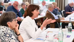 Elisabeth Bungartz, Di&ouml;zesanvorsitzende der kfd K&ouml;ln, bei einer Wortmeldung. / &copy; Beatrice Tomasetti (DR)