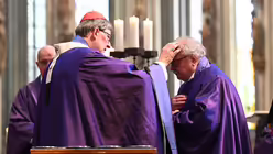 Kardinal Woelki und Künstlerseelsorger Sauerborn / © Beatrice Tomasetti (DR)