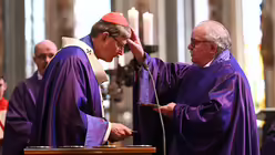 Kardinal Woelki und Künstlerseelsorger Sauerborn / © Beatrice Tomasetti (DR)