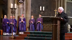 Ulrike Zilly trägt das Gebet der Künstler vor / © Beatrice Tomasetti (DR)