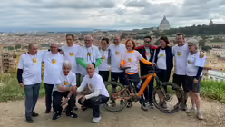  Nach ihrer mehrt&auml;gigen Radpilgerreise haben die Missbrauchsbetroffenen im Vatikan den Papst getroffen / &copy; Robert Messer (dpa)