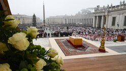 Der Sarg des verstorbenen emeritierten Papstes Benedikt XVI. ist auf dem Petersplatz für eine öffentliche Trauermesse im Vatikan aufgestellt / © Vatican Media (dpa)