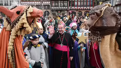 Bischof Georg B&auml;tzing begr&uuml;&szlig;t zu Beginn der 65. Er&ouml;ffnung der bundesweiten Aktion Dreik&ouml;nigssingen (dpa)