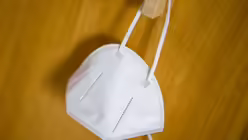 FFP2-Maske gilt als eine der besten Schutzma&szlig;nahmen gegen eine Coronavirus-Infektion / &copy; Daniel Karmann (dpa)