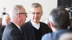 Heiner Wilmer (r), Bischof von Hildesheim, redet bei der Fr&uuml;hjahrsvollversammlung der Deutschen Bischofskonferenz mit Josef Holtkotte, Weihbischof von Paderborn (l) / &copy; Daniel L&ouml;b (dpa)