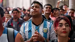 Gläubige versammeln sich in der Basilika von Luján, um für die Gesundheit von Papst Franziskus zu beten / © Cristina Sille (dpa)
