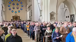 Die Gemeinde begr&uuml;&szlig;t den neuen Bischof von M&uuml;nster. / &copy; Oliver Kelch (DR)