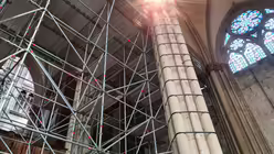 Auch die Bänder um die Säulen dienen dem Schutz vor Schäden durch mögliche Erschütterungen durch die U-Bahn. / © Mathias Peter (DR)