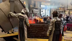 Aufmerksam beobachten Mitarbeiter der Firma Grassmayr und anwesende G&auml;ste den Glockenguss (Glockengie&szlig;erei Grassmayr)