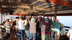 Gruppe beim Tanzen auf dem Boot / © Sonja Geus (DR)