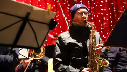 DOMRADIO.DE-Bigband auf dem Weihnachtsmarkt am K&ouml;lner Dom / &copy; Sonja Geus (DR)