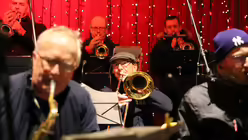 DOMRADIO.DE-Bigband auf dem Weihnachtsmarkt am K&ouml;lner Dom / &copy; Sonja Geus (DR)