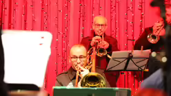 DOMRADIO.DE-Bigband auf dem Weihnachtsmarkt am K&ouml;lner Dom / &copy; Sonja Geus (DR)