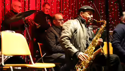 DOMRADIO.DE-Bigband auf dem Weihnachtsmarkt am K&ouml;lner Dom / &copy; Sonja Geus (DR)