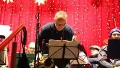 DOMRADIO.DE-Bigband auf dem Weihnachtsmarkt am K&ouml;lner Dom / &copy; Sonja Geus (DR)