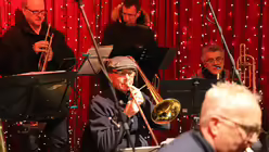 DOMRADIO.DE-Bigband auf dem Weihnachtsmarkt am K&ouml;lner Dom / &copy; Sonja Geus (DR)