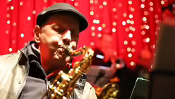 DOMRADIO.DE-Bigband auf dem Weihnachtsmarkt am K&ouml;lner Dom / &copy; Sonja Geus (DR)